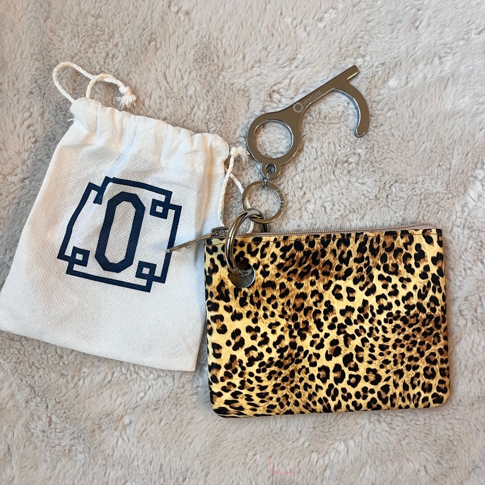 Oventure Mini Silicone Pouch in Cheetah with Hands Free Too